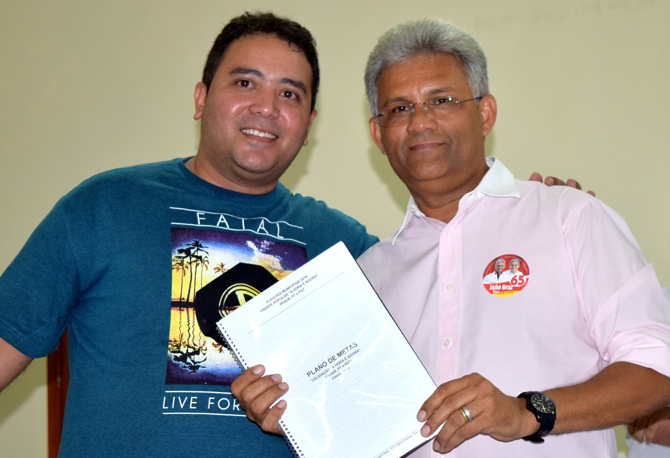 Candidato João Braz entrega Plano de Metas ao Presidente do Sindicato dos Servidores Municipais, Tiago Costa.