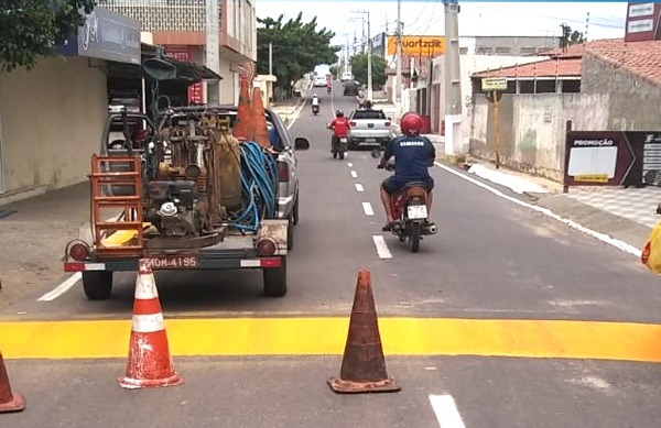 Sinalização do novo asfalto continua nos dois trechos da obra em Caicó