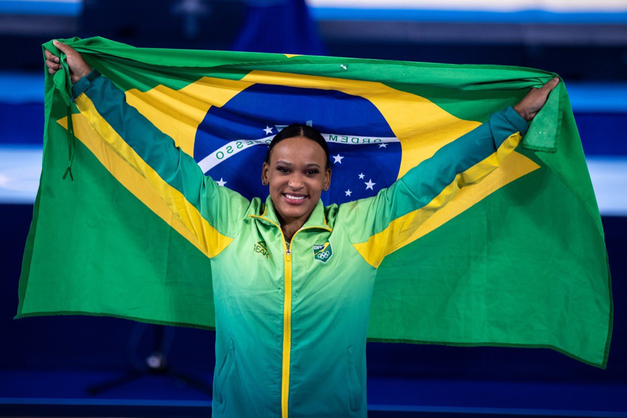 Rebeca Andrade é ouro e se torna 1ª brasileira a ganhar duas medalhas