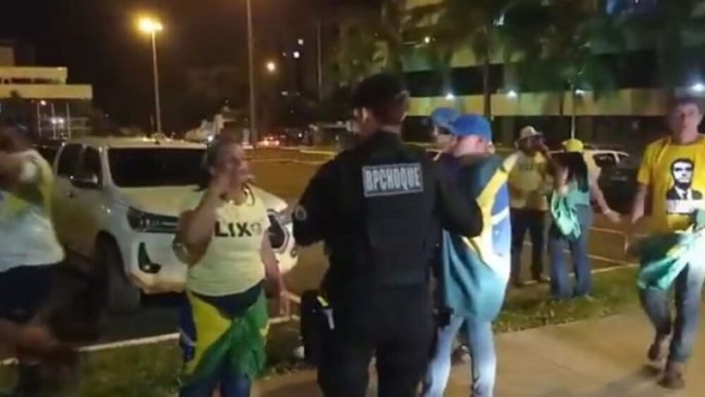 Manifestantes Golpistas Tentam Invadir Sede Da Pf Ap S Pris O Do