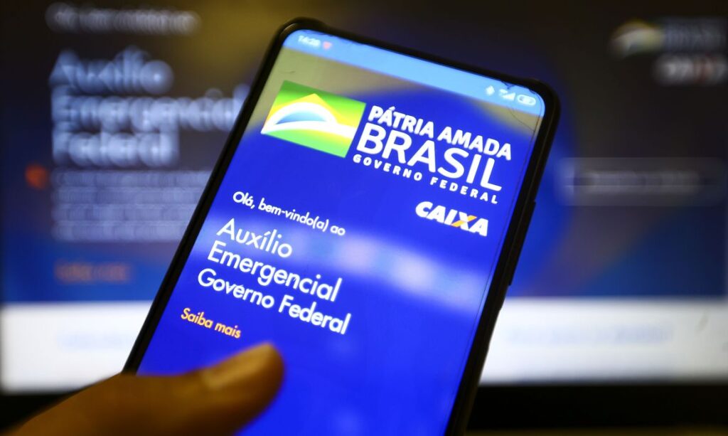 Área econômica chega a R$ 300 para auxílio emergencial pedido por Bolsonaro, e Renda Brasil fica para segundo momento