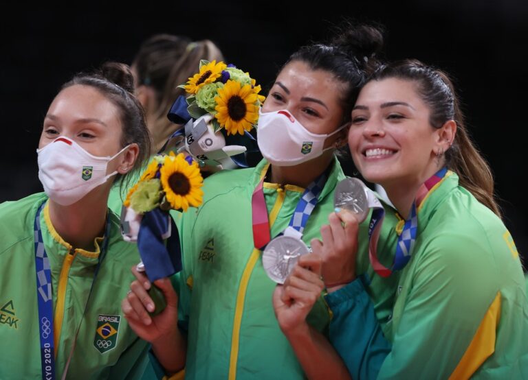 Brasil é dominado pelos EUA e é prata no vôlei feminino em ...