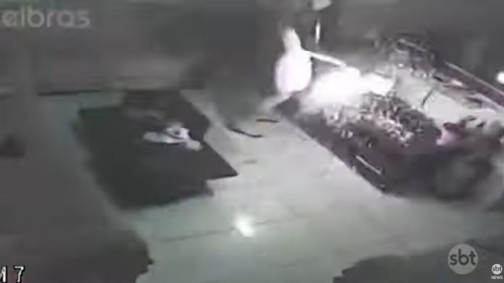Foto de homem com cigarro eletrônico explodindo.