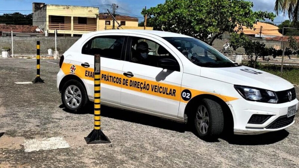 Foto de um carro auto escola.