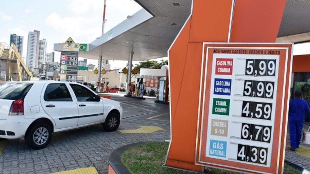 Gasolina terá imposto federal de R$ 0,47 por litro a partir de hoje –  Gláucia Lima