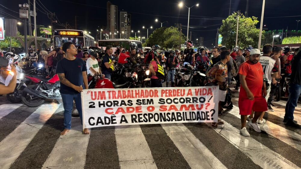 Motoboys fazem protesto em Natal após morte de colega por demora de ambulância